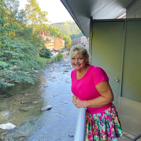 Meet your Posher, Debbie - Picture 2 of 7